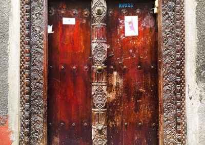 Eine von vielen hübsch geschnitzten Holztüren