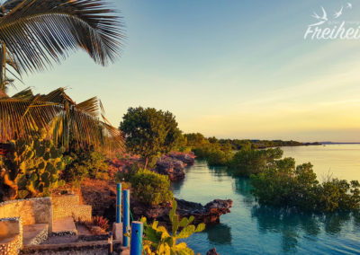 Blick vom Restaurant aufs Meer - aktuell ist Flut und das Wasser reicht bis vorne