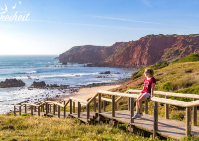 Verschiedene Stege führen bis zum Strand