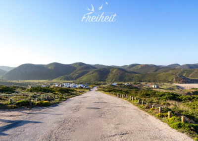 Viele Camper am Parkplatz des Praia do Amado