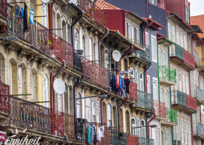 Selbst die Balkone sind bunt!