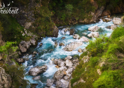Die Cares leuchtet und die Farbe erinnert an Sloweniens Soča