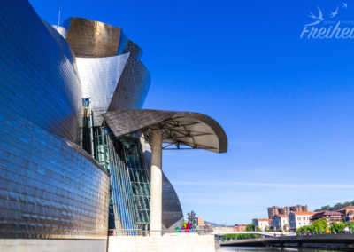 Das Guggenheim Museum besteht aus Glas, Titan und Kalkstein