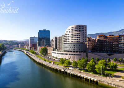 Blick von der Brücke über den Fluss Ría de Bilbao