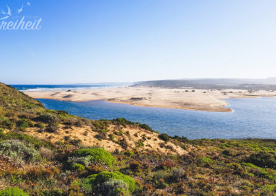 Der Fluss Ribeira da Carrapateira schlängelt sich am Strand bis zum Meer