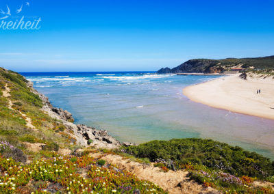 Praia da Amoreira mit dem Fluss Ribeira de Aljezur