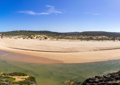 Panorama des Praia da Amoreira, im Hintergrund der Atlantik, im Vordergrund der Fluss Ribeira de Aljezur