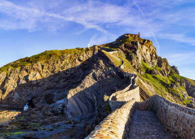Eine beeindruckende 200m lange Steinbrücke verbindet die Insel mit dem Festland - leider war heute der Weg bis ganz oben gesperrt