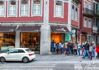 Lange Warteschlange vor dem veganen Restaurant "Da Terra" - das sei wohl jeden Abend so voll meinte ein Mitarbeiter zu uns :)