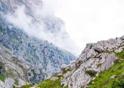 Morgens hängen die Wolken tief in der Cares-Schlucht
