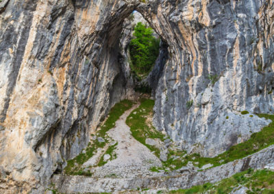 Natursteinbrücke seitlich der Schlucht