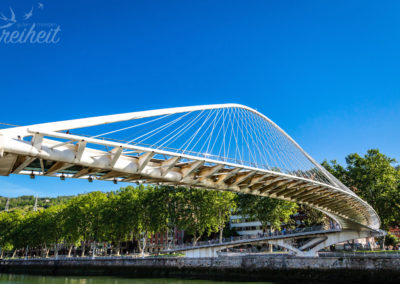 Die Fußgängerbrücke Zubizuri sieht von unten wie eine Achterbahn Schiene aus :D