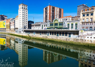 In der Mitte der Hauptbahnhof der Stadt