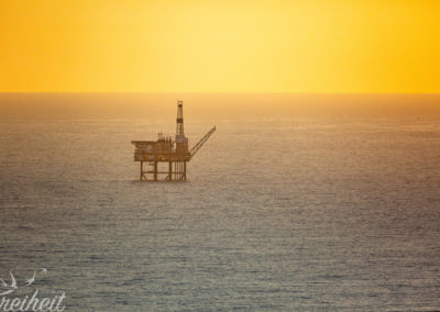 Erdölplattform in der Nähe der Insel