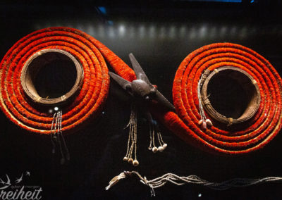 Eine "Geldrolle" aus Federn